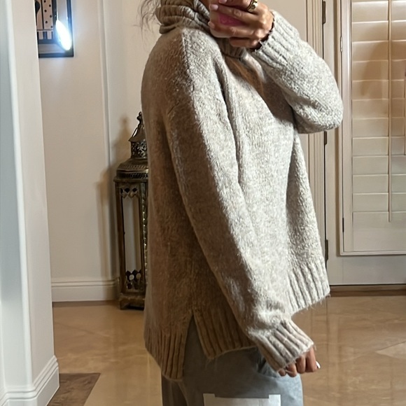 💕Cute Turtleneck Sweater 💕 - Picture 2 of 6